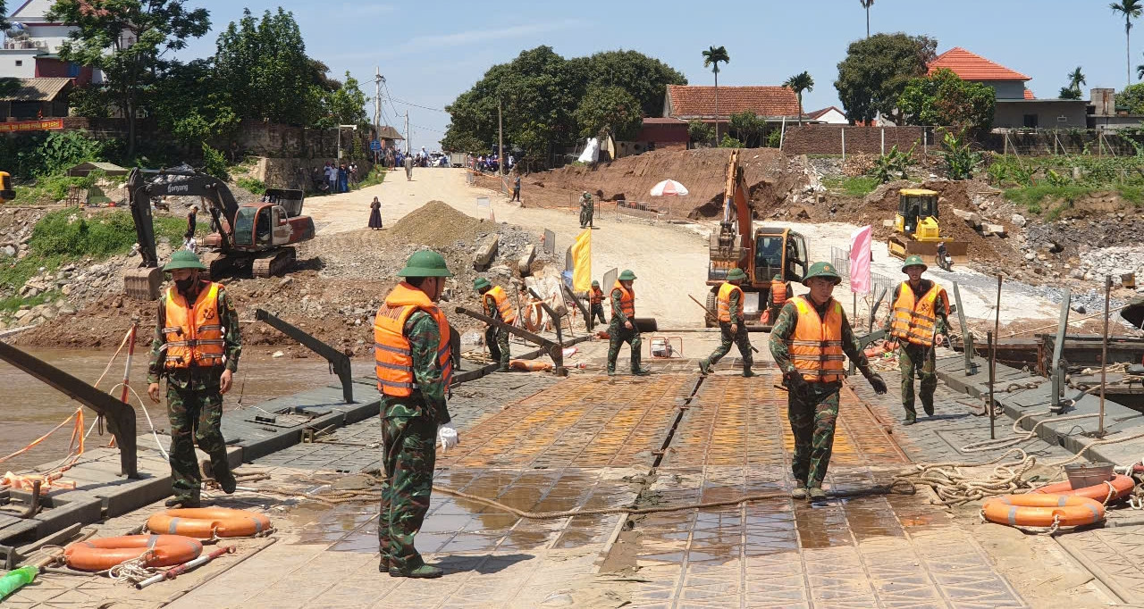 You are currently viewing Nước sông Hồng dâng cao, tạm thời cắt cầu phao Phong Châu