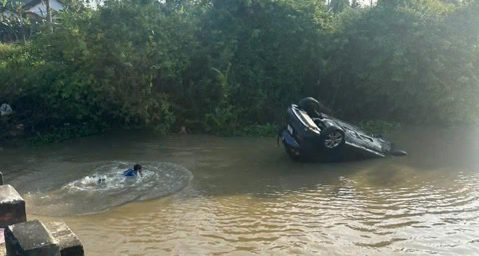 You are currently viewing Ô tô lao xuống sông, ông ngoại cùng cháu 30 tháng tuổi thoát chết trong gang tấc