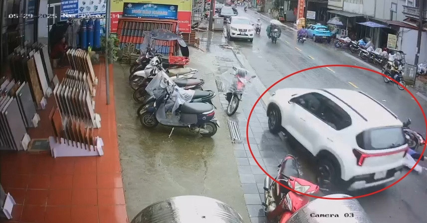 You are currently viewing Ô tô va chạm liên hoàn 3 xe máy tại Sa Pa, cháu bé 5 tuổi tử vong thương tâm