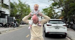 Read more about the article Bố cô bé người Anh gây bão mạng, kể những điều ‘kỳ lạ’ về hàng xóm ở Việt Nam