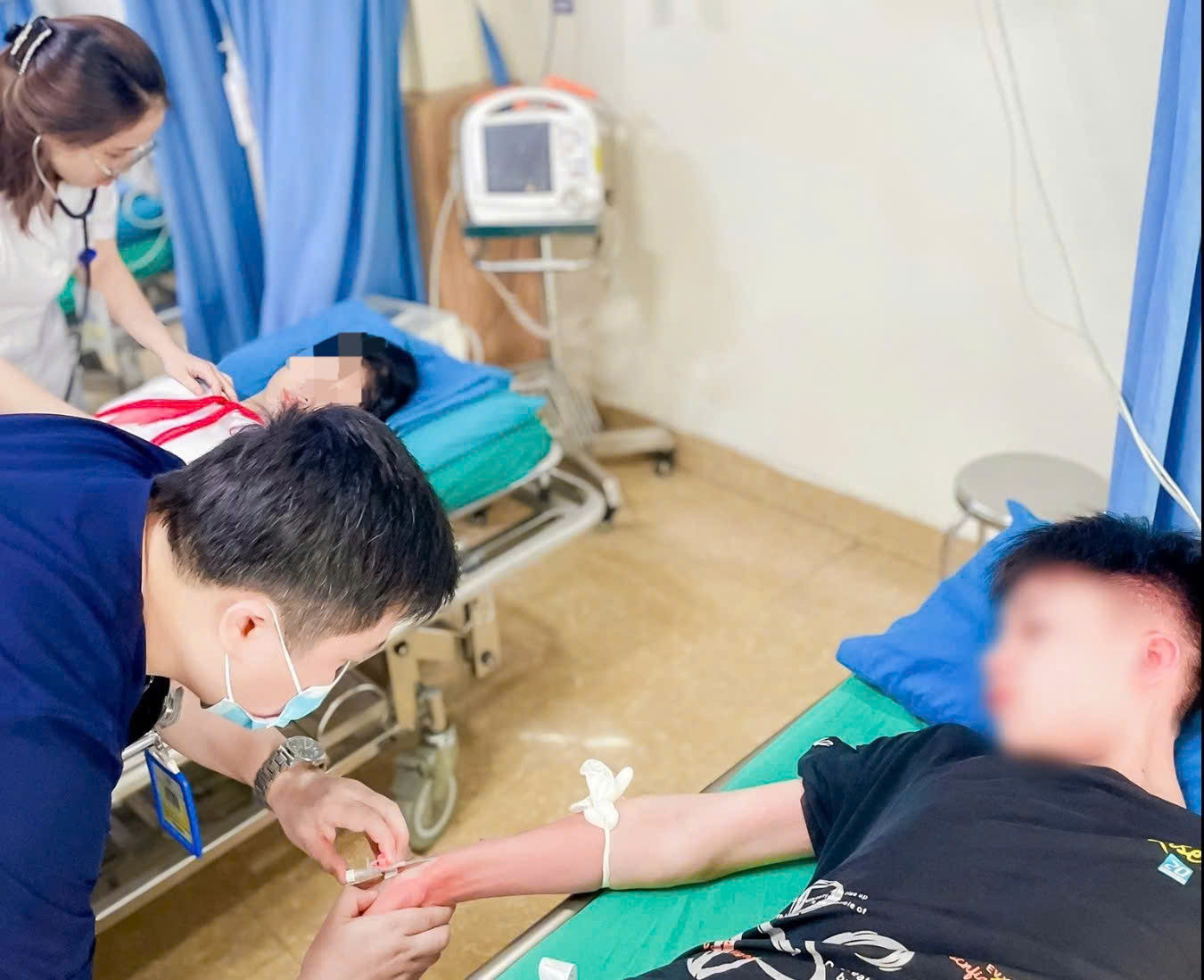 You are currently viewing 4 học sinh nhập viện cấp cứu do bạn ném tổ ong vào đám đông khi tổng kết năm học