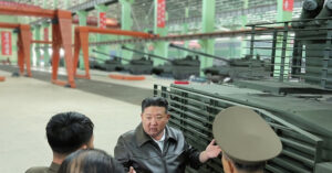 Read more about the article Ông Kim Jong Un thị sát nhà máy xe tăng, yêu cầu hiện đại hóa thiết giáp