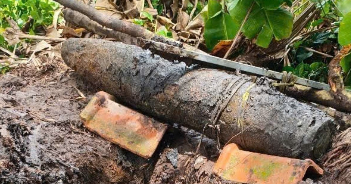 You are currently viewing Phát hiện bom nặng 200kg có tính sát thương cao dưới mương nước ở Long An