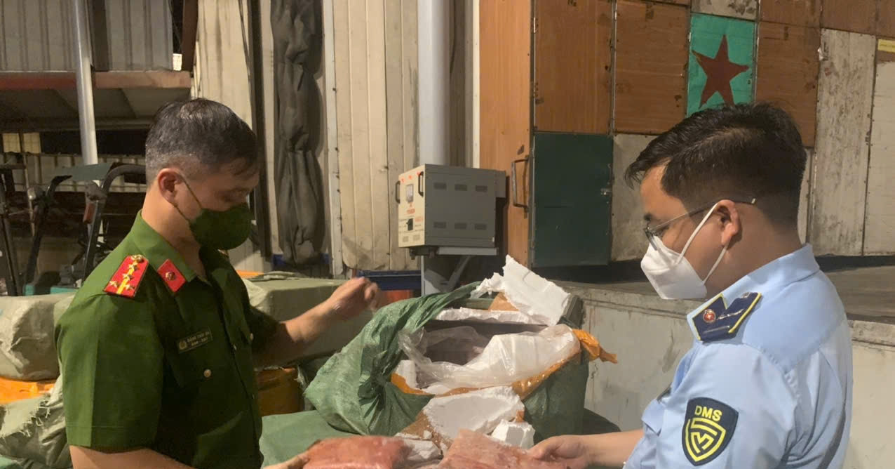 You are currently viewing Công an liên tiếp bắt giữ hàng chục tấn thực phẩm bẩn ở Hà Nội