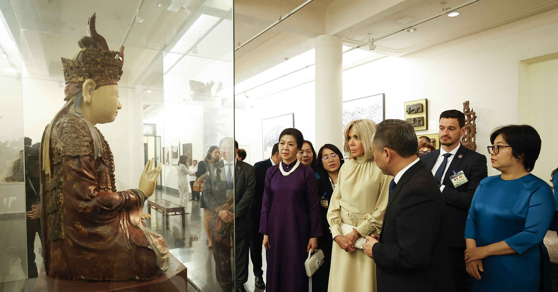 You are currently viewing Phu nhân Ngô Phương Ly và Phu nhân Tổng thống Pháp xem tượng Phật, tranh Em Thúy