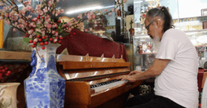 Read more about the article Quán chè lạ ở TPHCM, khách vừa ăn vừa nghe ông chủ 70 tuổi chơi đàn du dương