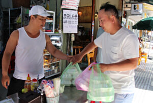 Read more about the article Quán xôi 3 đời mẹ truyền con nối ở TPHCM đắt khách, anh chủ phải treo biển lạ