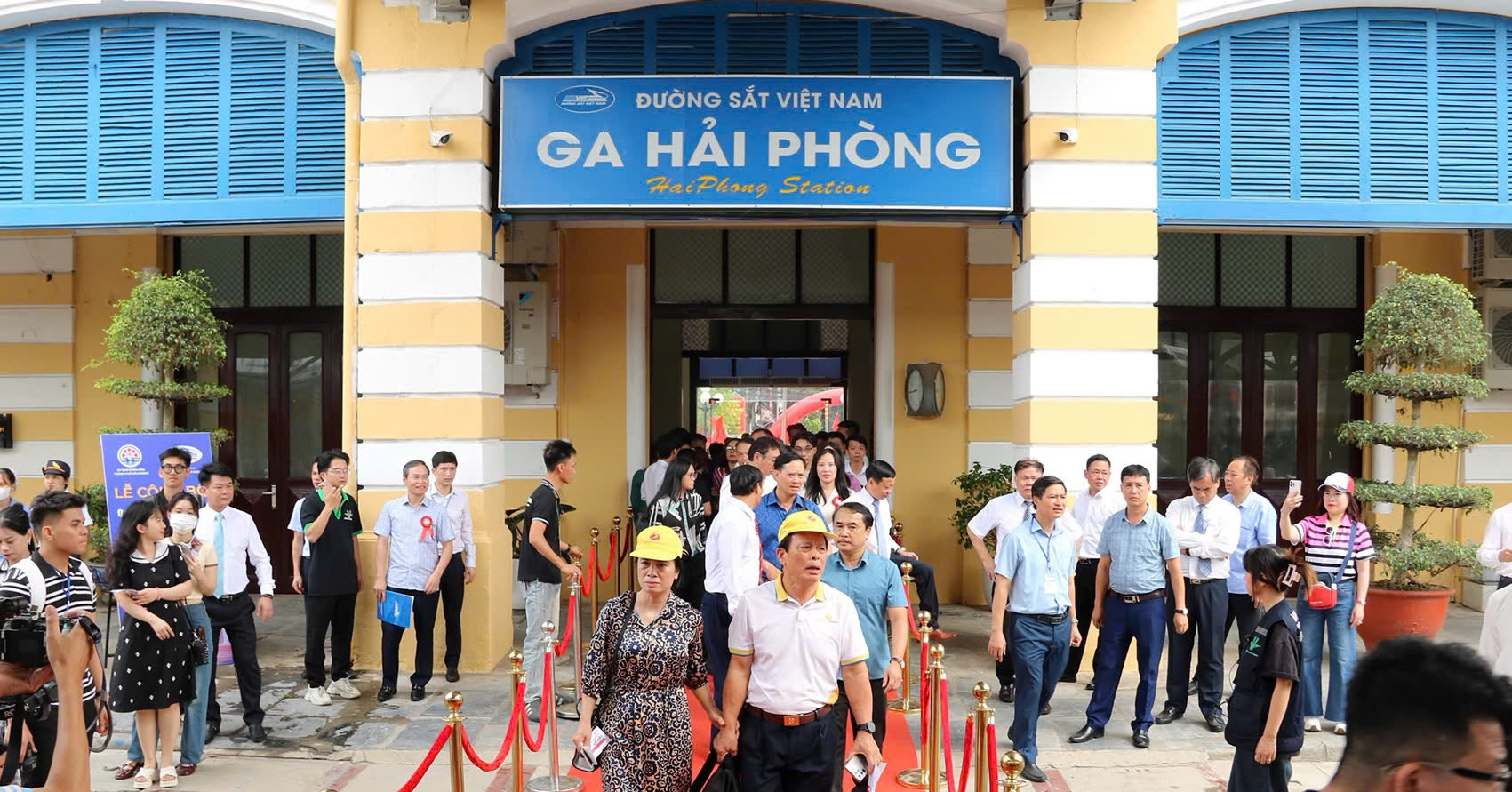 You are currently viewing Rực rỡ hình ảnh chuyến tàu 5 sao đầu tiên đưa khách du lịch về Hải Phòng