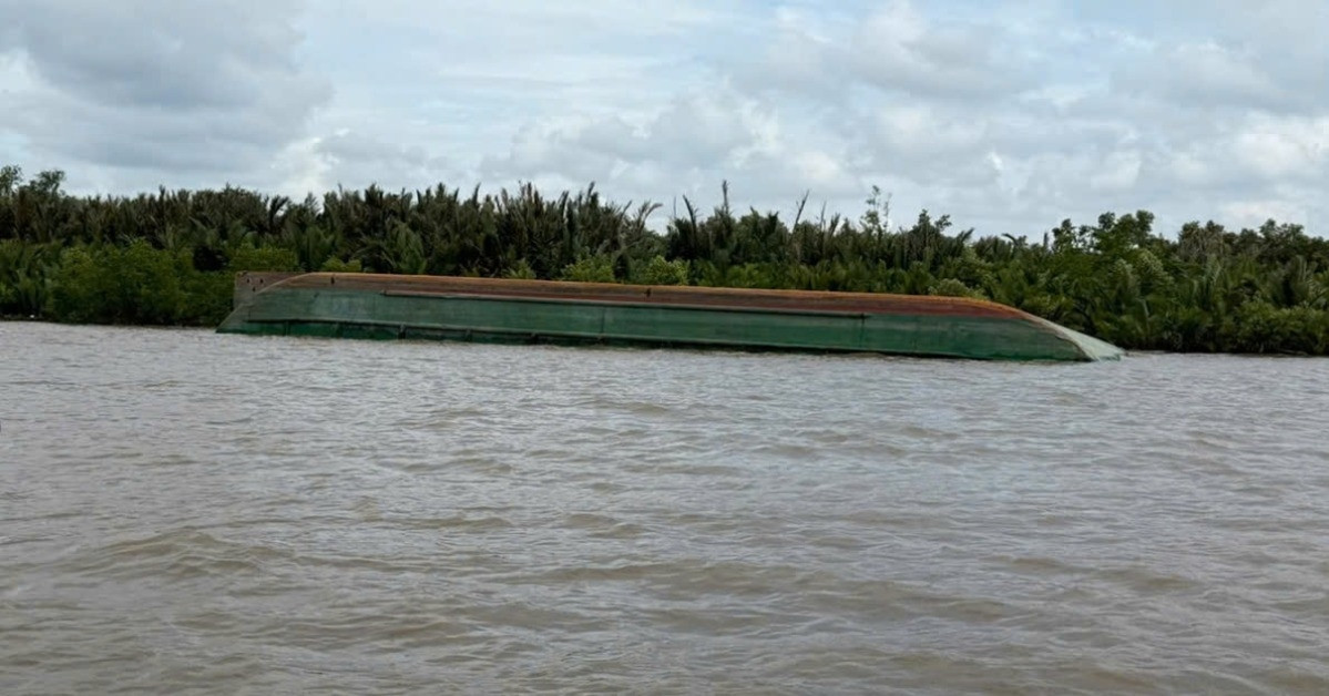 You are currently viewing Sà lan chở 900 tấn đá lật, 1 thuyền viên mất tích