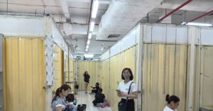 Read more about the article Sau khi bị kiểm tra đồng loạt, tiểu thương tại Saigon Square có động thái lạ