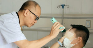 Read more about the article Sau mũi tiêm trẻ hoá, người đàn ông bất ngờ đau đớn dữ dội phải đi cấp cứu