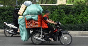 Read more about the article Buộc bao tải che biển số, loạt shipper xếp hàng nhận phiếu phạt 5 triệu