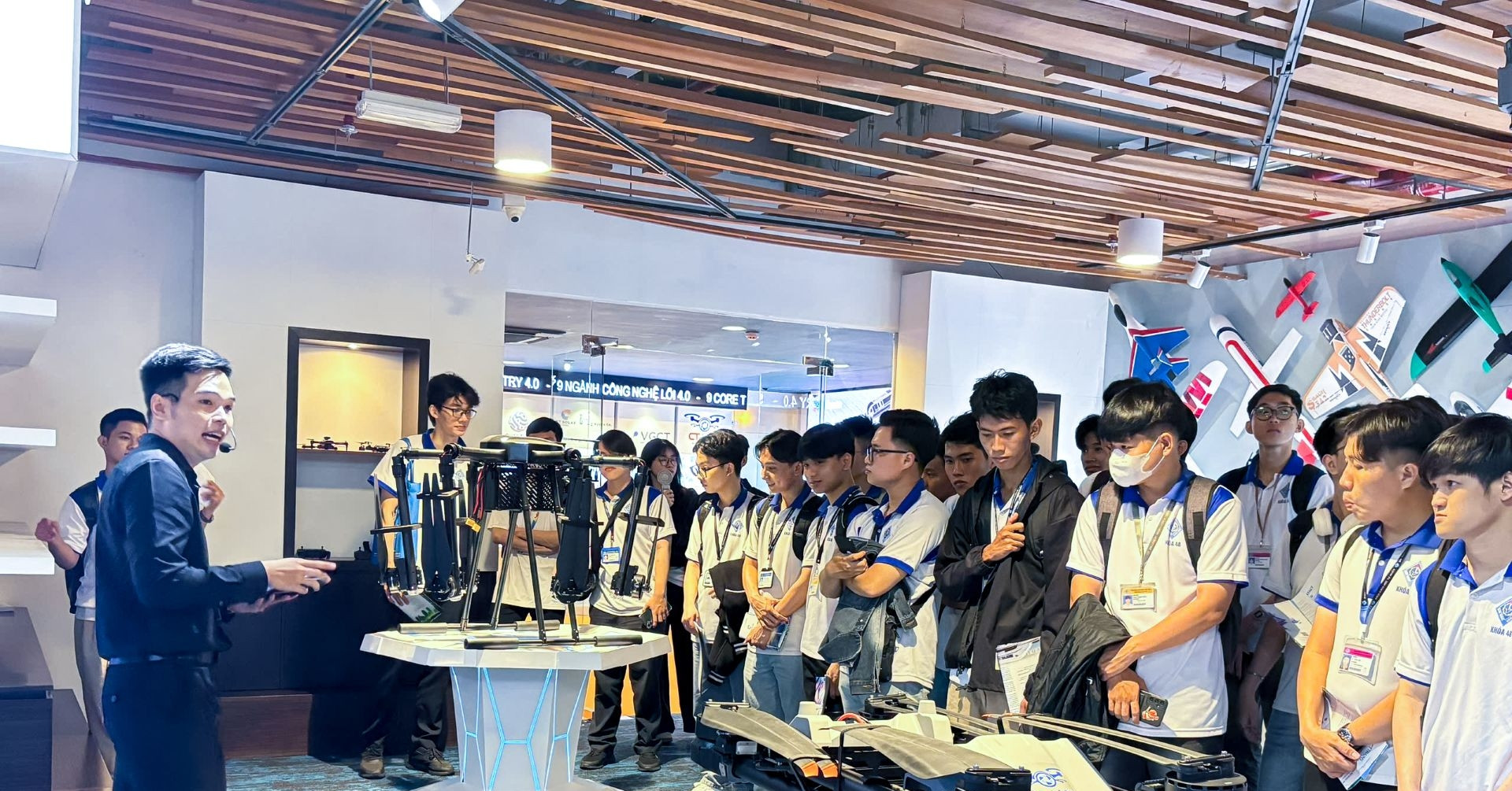 You are currently viewing Sinh viên xuất sắc ĐH Cần Thơ thăm Trung tâm Đổi mới Sáng tạo CT Innovation Hub