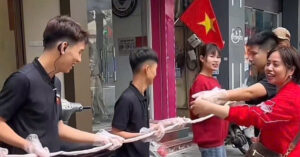 Read more about the article Đề nghị quận Cầu Giấy kiểm tra quán ăn khoe lòng se điếu dài 40m