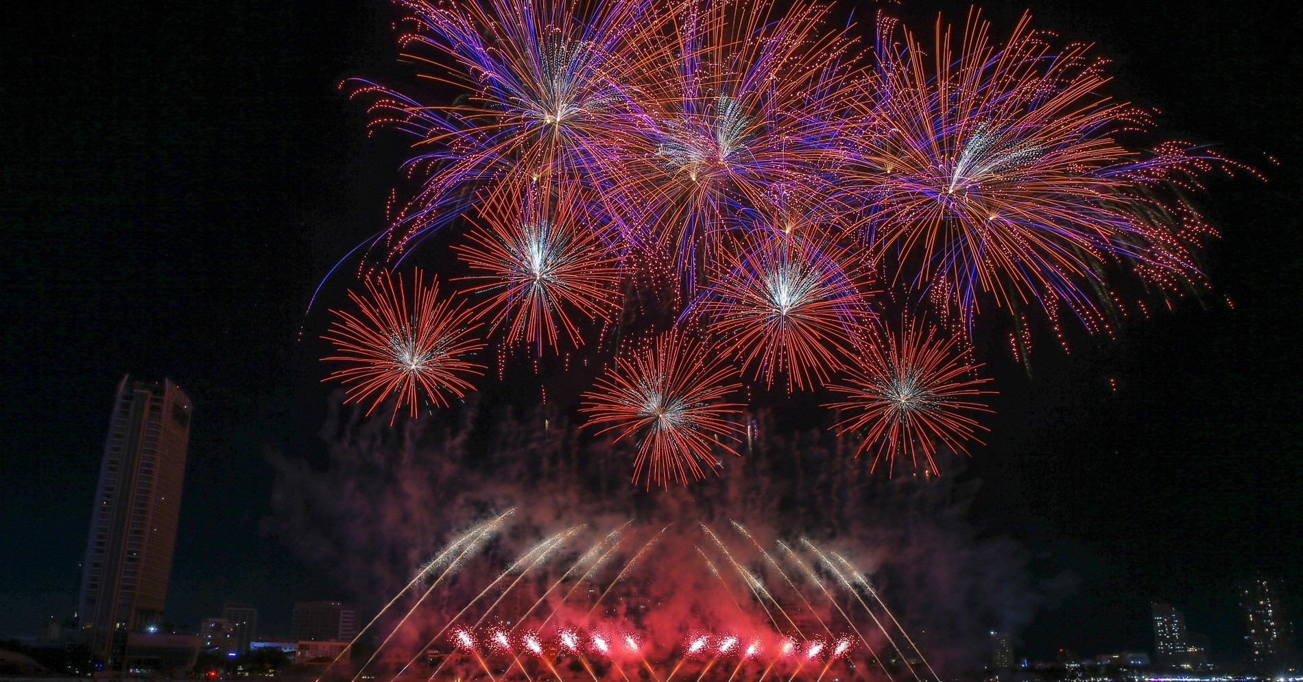 You are currently viewing Sông Hàn rực rỡ sắc màu pháo hoa, mở màn mùa lễ hội cuốn hút du khách