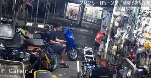 You are currently viewing Tài xế ngủ gật tông sập tường cửa hàng, chủ nhà may mắn thoát chết