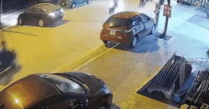 Read more about the article Tài xế luống cuống lùi xe ‘hạ gục’ hai người đi xe máy