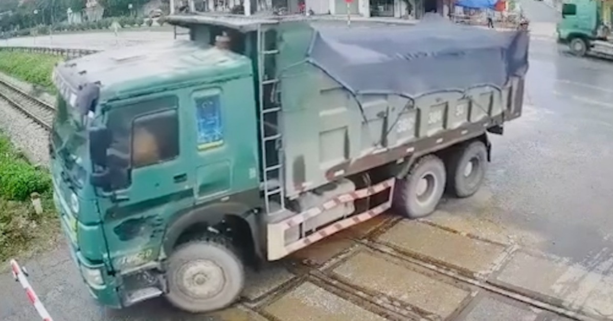 You are currently viewing Tài xế xe ben cố tình vượt đường sắt, đâm hỏng gác chắn khi tàu đang đến