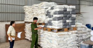 Read more about the article Tạm giữ 25 tấn hóa chất và 1.000 sản phẩm mỹ phẩm không rõ nguồn gốc
