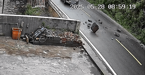 You are currently viewing Tảng đá lớn rơi xuống đường hất văng ô tô xuống vách núi