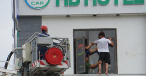 Read more about the article Thót tim cảnh thanh niên đứng chênh vênh ở lan can tầng 4 nhà nghỉ