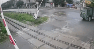 Read more about the article Thót tim cảnh xe tải tông gãy gác chắn, vượt qua đường sắt khi tàu hỏa lao tới