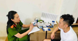 Read more about the article Thủ đoạn của dược sĩ Hà Nội sản xuất hơn 100 tấn TPCN, thiết bị y tế giả