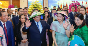 Read more about the article Thủ tướng Phạm Minh Chính và Thủ tướng Thái Lan thưởng lãm sản phẩm thủ công