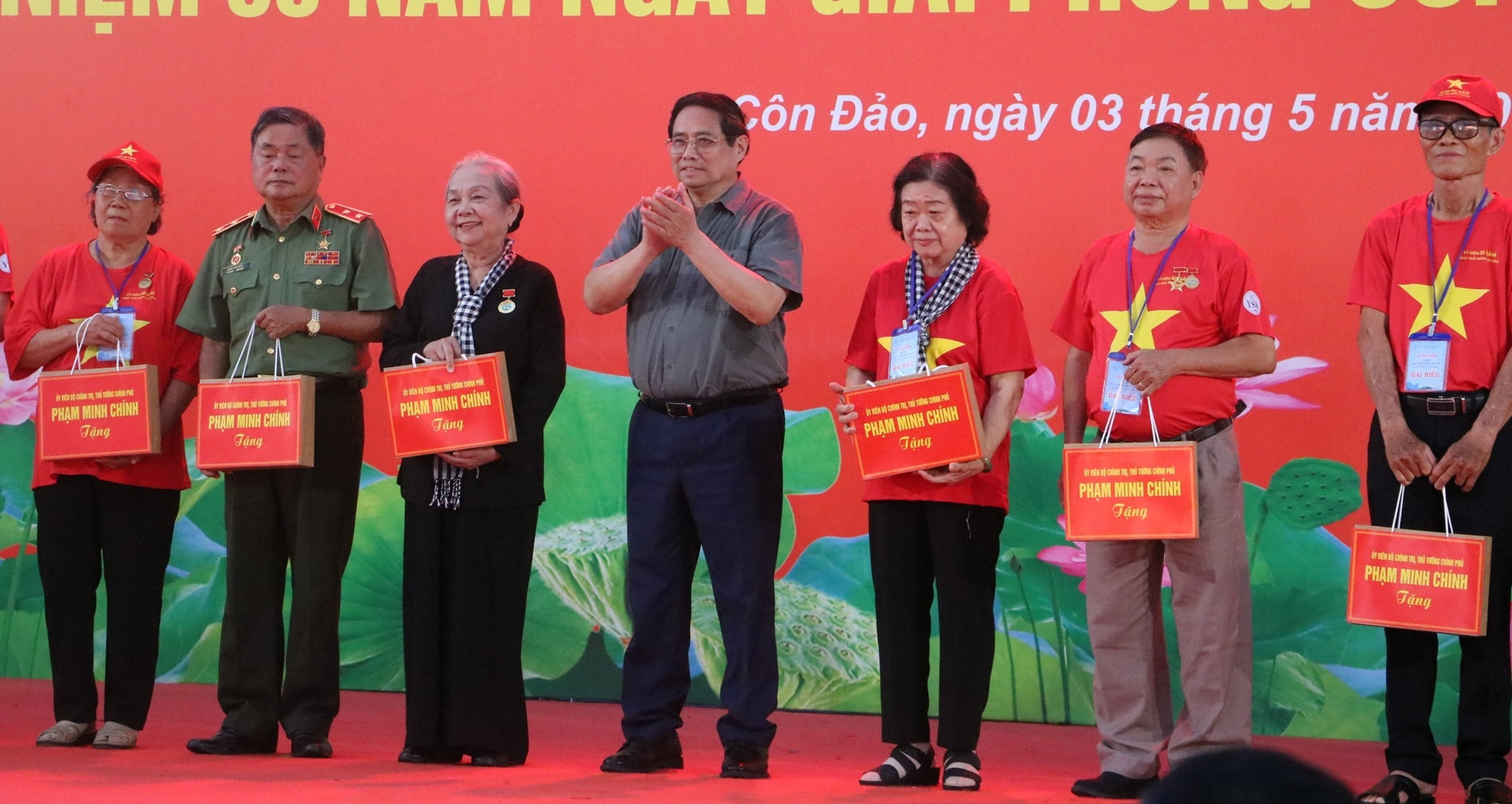 You are currently viewing Thủ tướng xúc động, tri ân các chiến sĩ cựu tù chính trị ở Côn Đảo