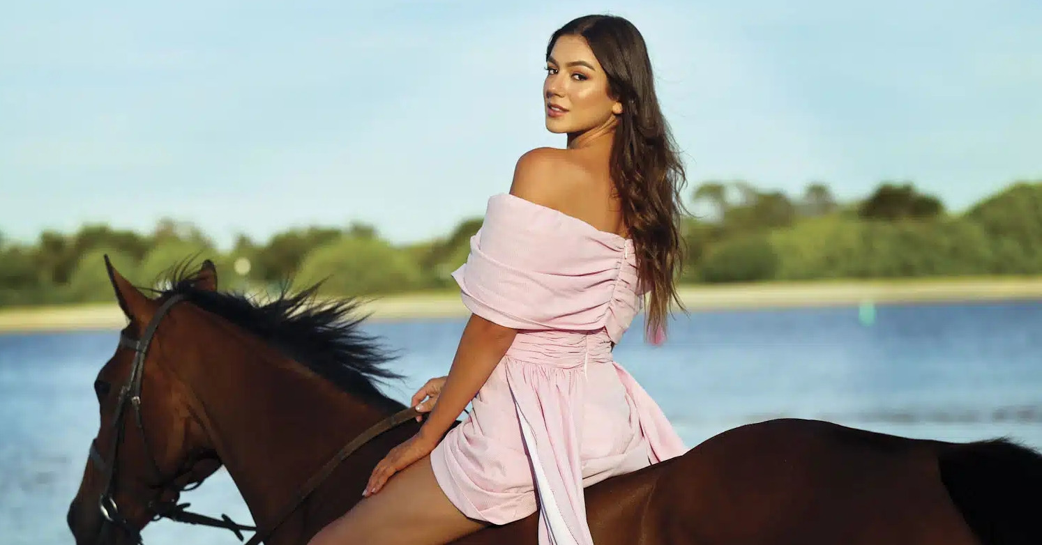 You are currently viewing Sắc vóc của nữ giáo viên cao 1,78m đam mê cưỡi ngựa ở Miss World 2025