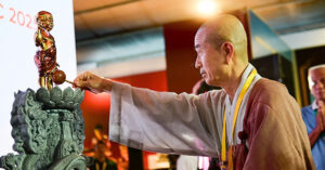 Read more about the article Tìm hiểu nghi thức tắm Phật, ngắm bảo vật nhà chùa ở triển lãm văn hóa Phật giáo