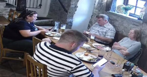 Read more about the article Tố gia đình triệu phú quỵt tiền bữa tối, nhà hàng trả giá đắt