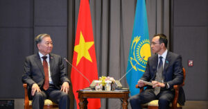 Read more about the article Tổng Bí thư cảm động khi Tổng thống Kazakhstan ra sân bay đón
