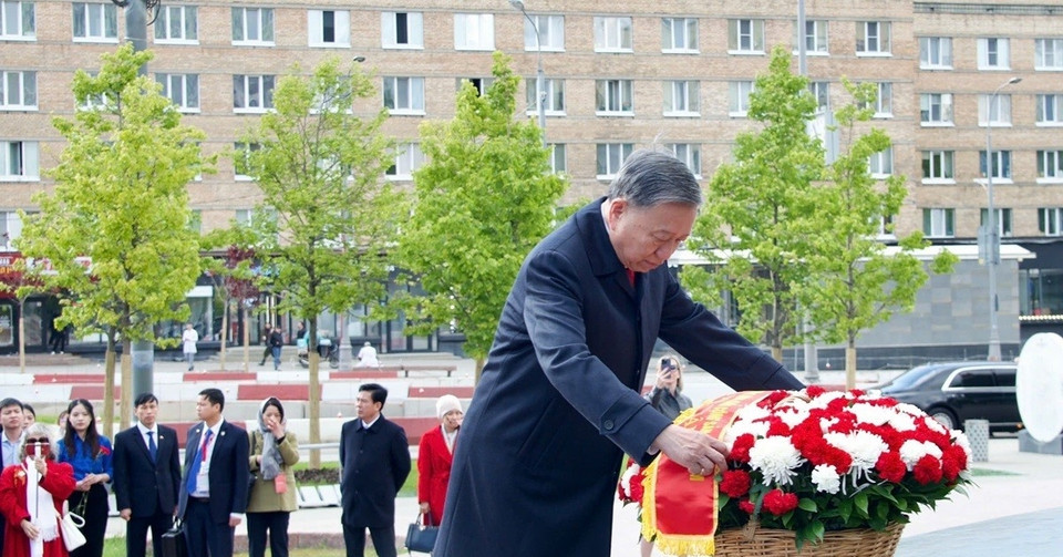 You are currently viewing Tổng Bí thư Tô Lâm dâng hoa tưởng nhớ Chủ tịch Hồ Chí Minh tại Moscow