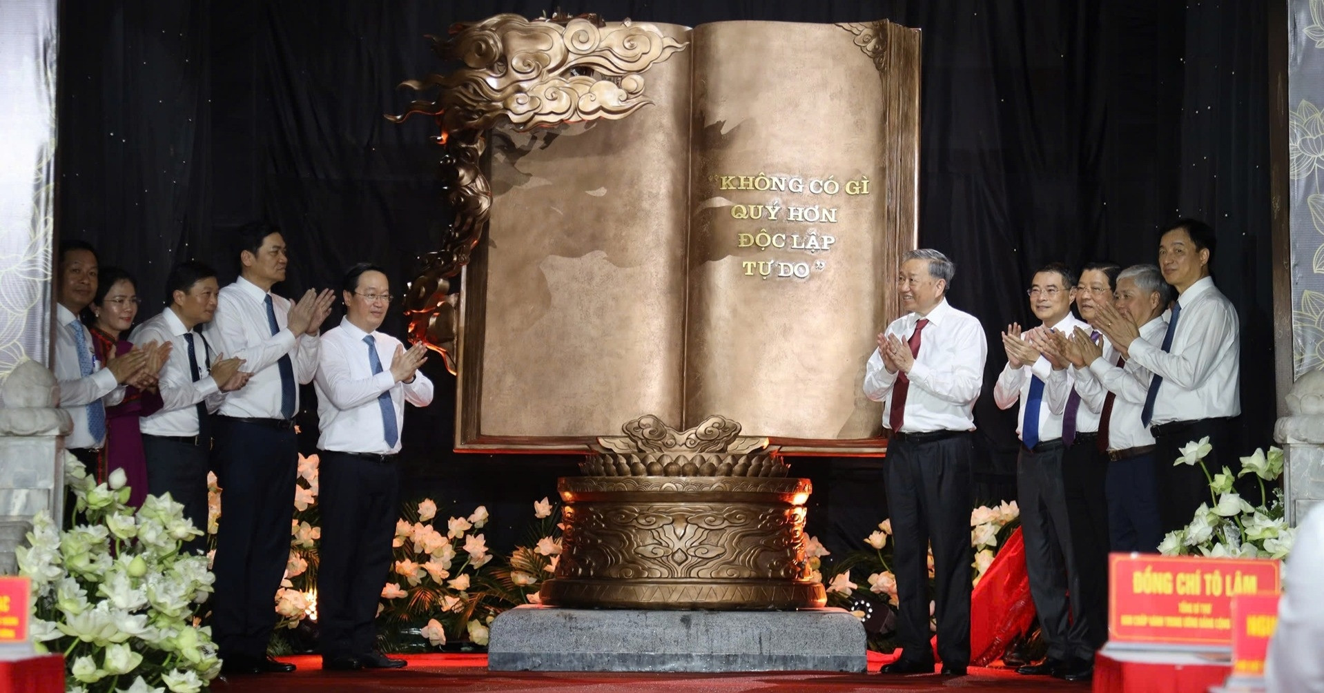 You are currently viewing Tổng Bí thư Tô Lâm tặng tác phẩm ‘Việt Nam