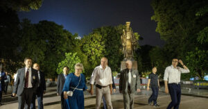 Read more about the article Tổng thống Hungary và Phu nhân dạo phố, ngắm Tháp Rùa, Tượng Vua Lý Thái Tổ