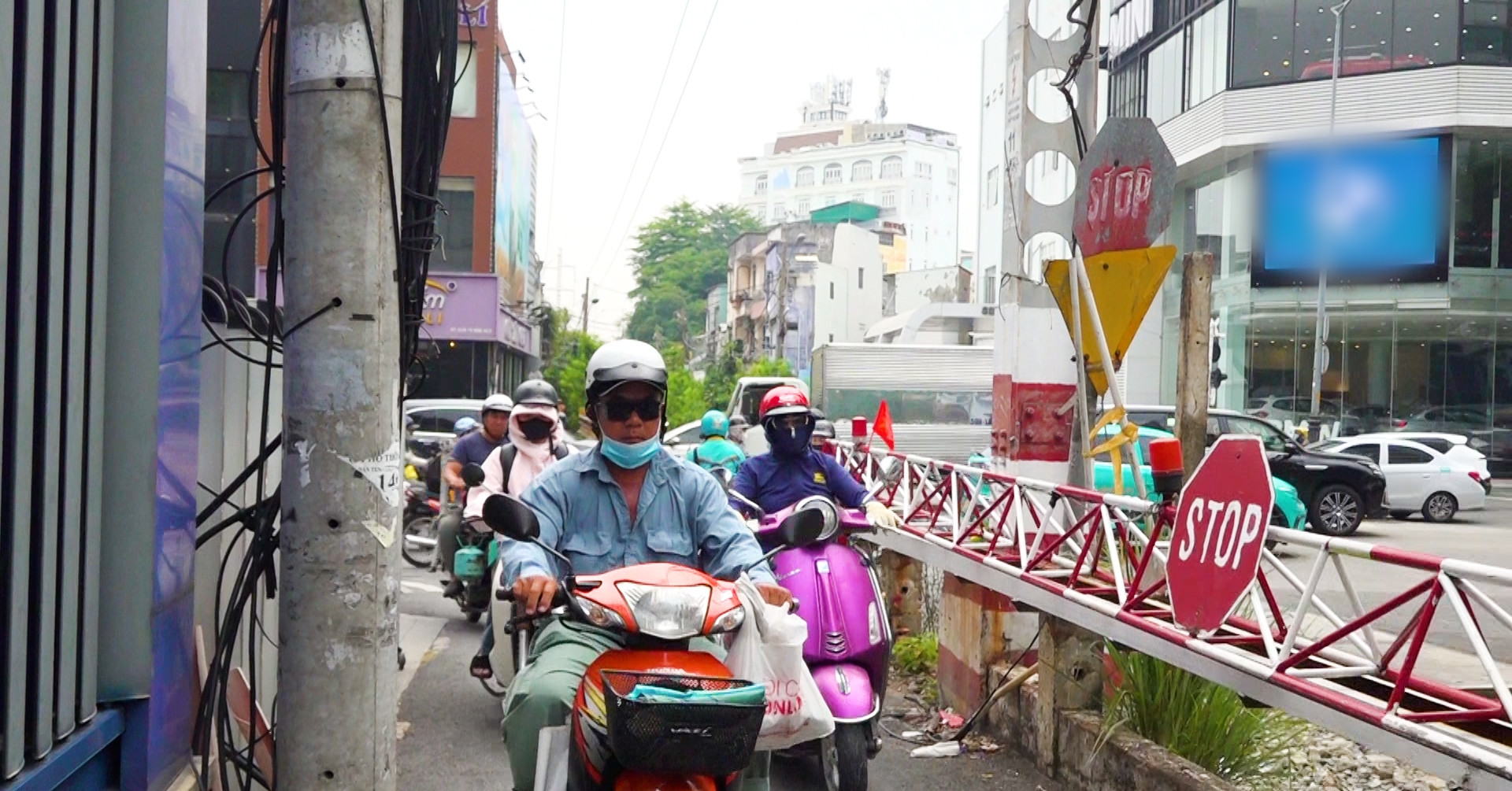 You are currently viewing Người dân cạnh tuyến đường sắt sống thấp thỏm vì giao thông hỗn loạn