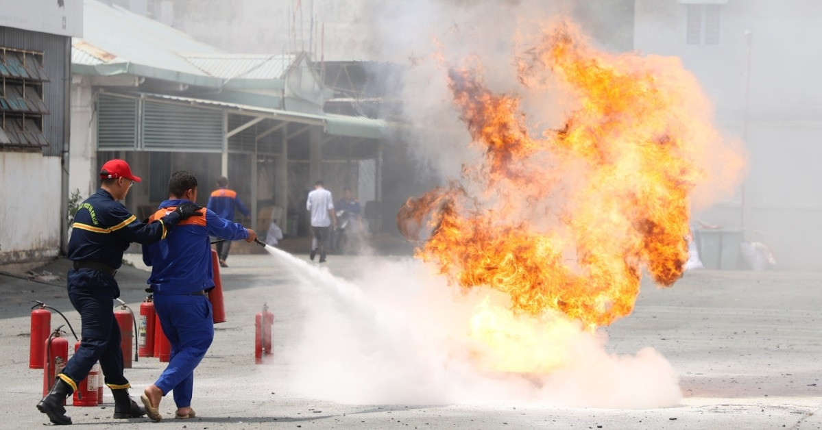 You are currently viewing TPHCM tập huấn phòng cháy chữa cháy cho 200 tài xế xe bồn, nhân viên cây xăng