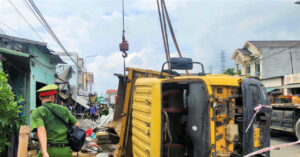 Read more about the article Tránh xe máy vượt ẩu, tài xế lao xe tải vào nhà dân gây chết người, ai bị xử lý?