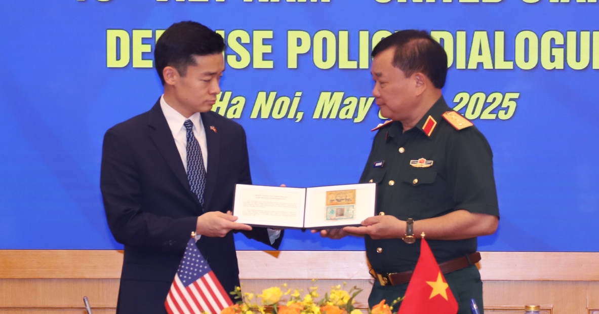 You are currently viewing Trao kỷ vật chiến tranh cho Quyền Trợ lý Bộ trưởng Quốc phòng Mỹ