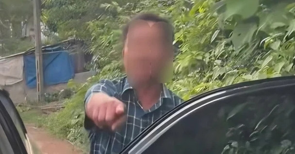 You are currently viewing Người đánh là cán bộ xã?