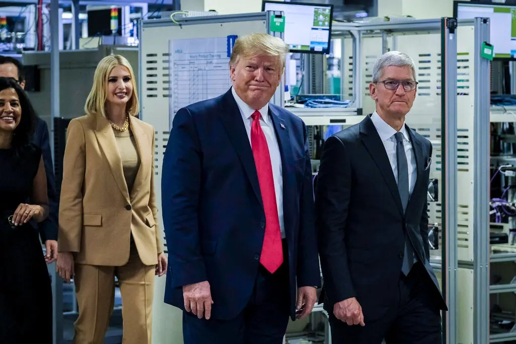 You are currently viewing Ông Trump ‘mượn’ Jensen Huang để châm chọc Tim Cook