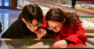 Read more about the article Vàng giả ‘qua mặt’ đèn khò, chủ tiệm mất trắng 215 triệu