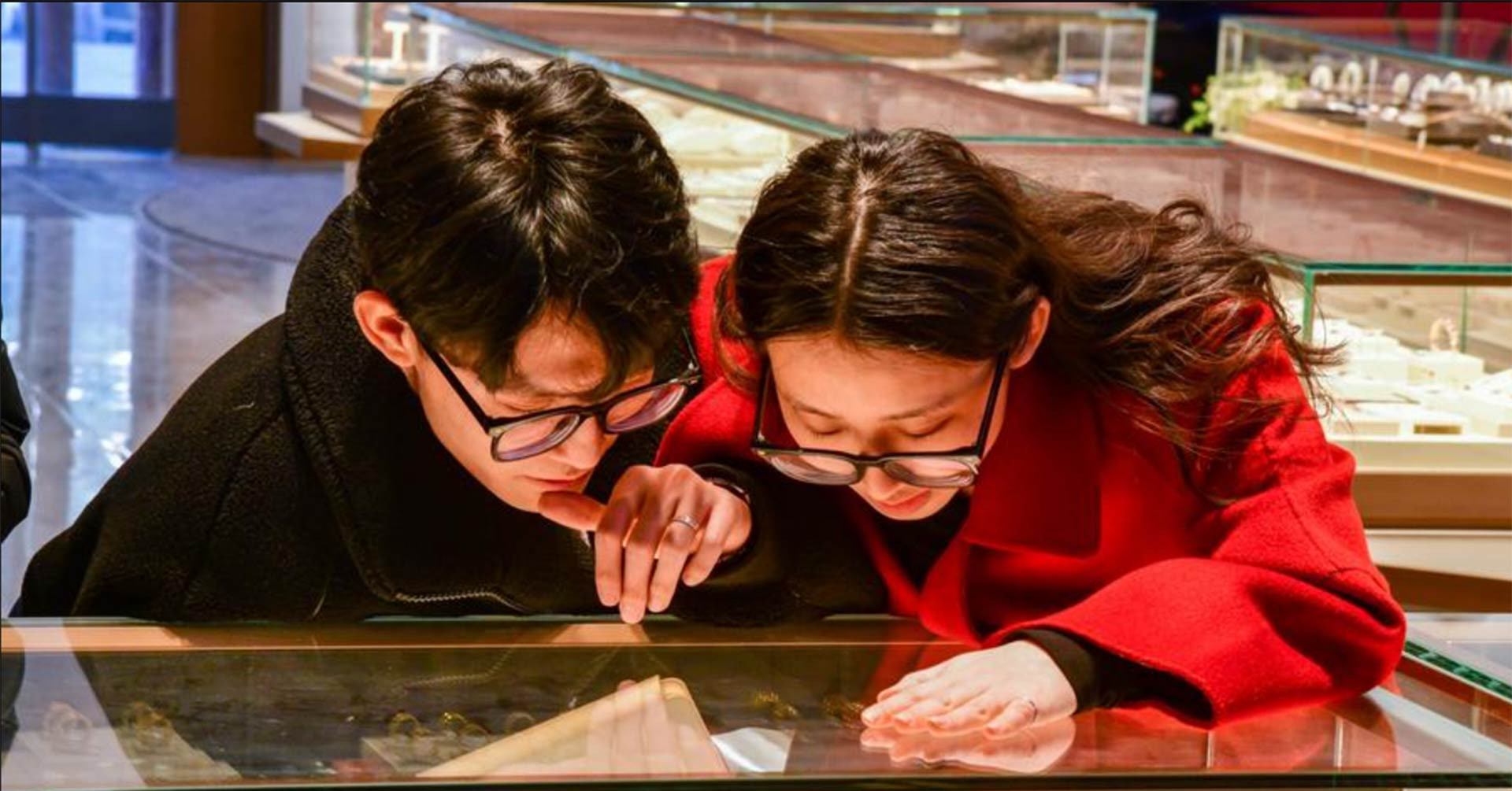 You are currently viewing Vàng giả ‘qua mặt’ đèn khò, chủ tiệm mất trắng 215 triệu