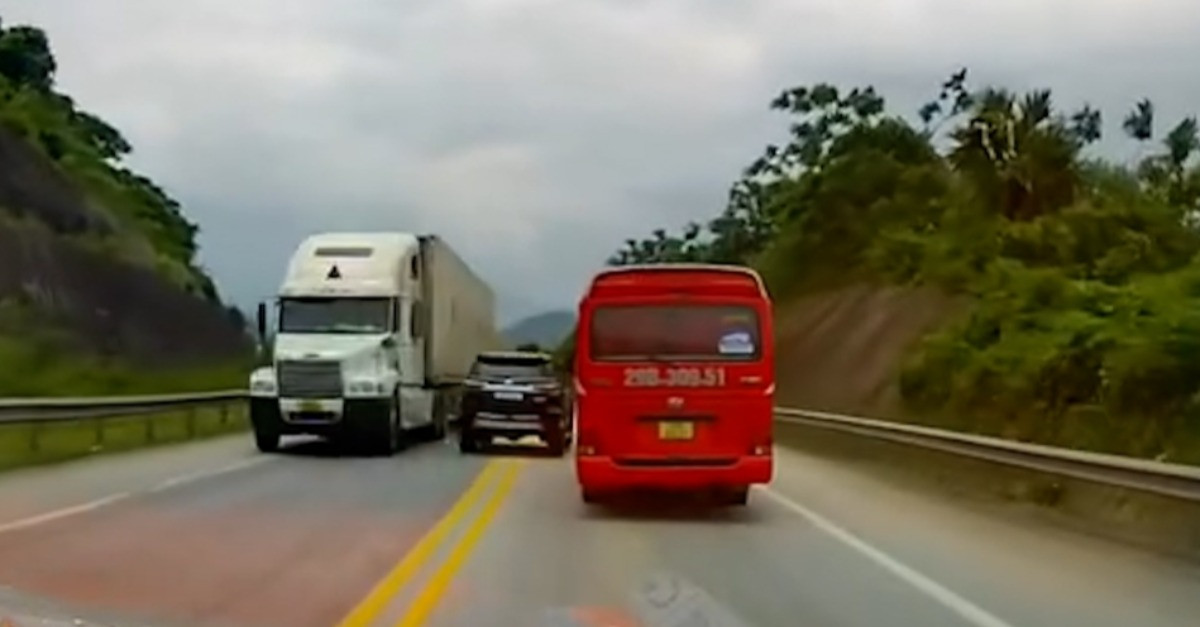 You are currently viewing Danh tính nữ tài xế vượt xe kiểu ‘giỡn mặt tử thần’ trên cao tốc