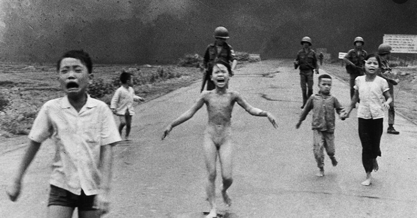You are currently viewing World Press Photo tạm ngừng ghi nhận ‘Em bé Napalm’ là của Nick Út