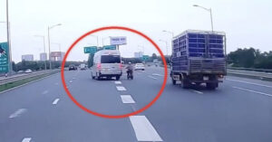 Read more about the article Xe 16 chỗ đi ẩu suýt va phải xe đạp điện trong một tình huống gây tranh cãi