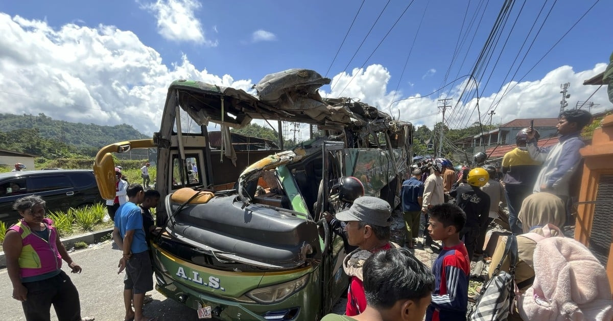 You are currently viewing Xe buýt chở 34 hành khách bị lật trên đường khiến 12 người thiệt mạng
