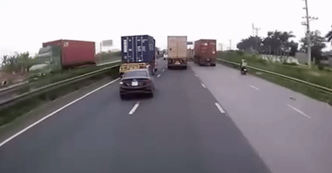 You are currently viewing Xe container chạy lấn làn xe máy, gây tai nạn chết người trên Quốc lộ 5