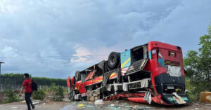 Read more about the article Xe khách chở hàng chục người lật ngửa tại Bình Thuận, đăng kiểm ra sao?